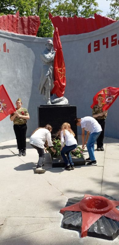 Мы помним! Мы гордимся!. Накануне Праздника Великой Победы 9 мая, обучающиеся школы возложили цветы к мемориалу Мы помним! Мы гордимся!. Накануне Праздника Великой Победы 9 мая, обучающиеся школы возложили цветы к мемориалу