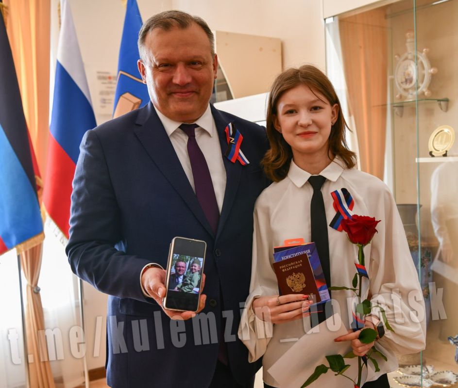 Алексей Кулемзин: Вручил юным Дончанам паспорта Российской Федерации Алексей Кулемзин: Вручил юным Дончанам паспорта Российской Федерации