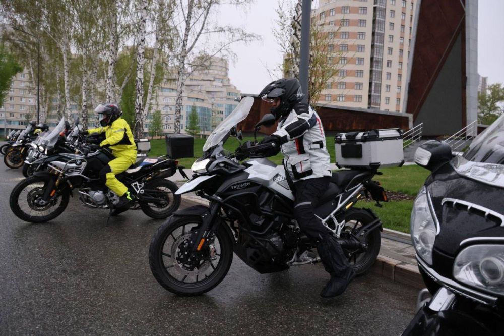 В мотопробег более чем на тысячу километров по Уралу отправился полпред президента в Уральском федеральном округе Артем Жога В мотопробег более чем на тысячу километров по Уралу отправился полпред президента в Уральском федеральном округе Артем Жога