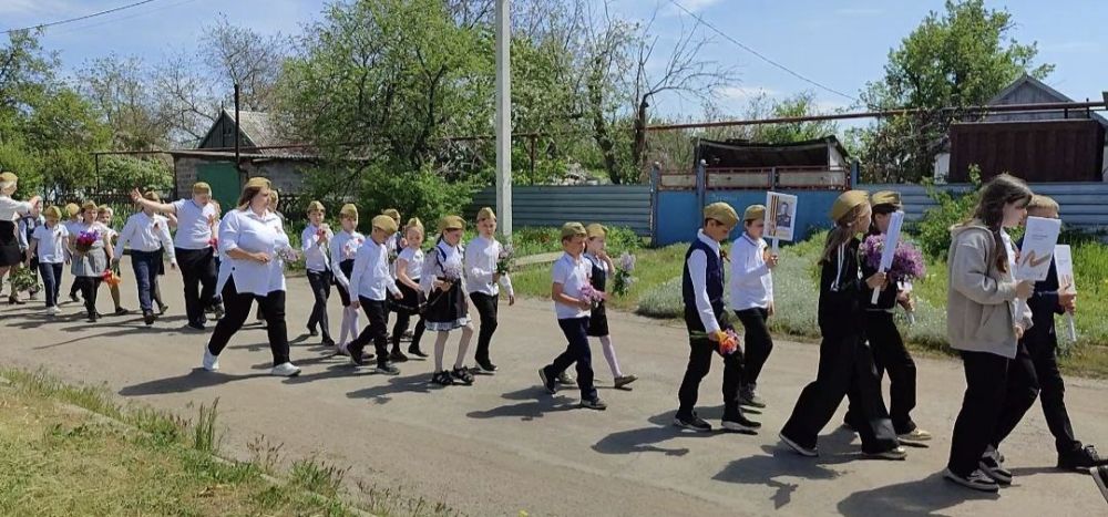 Активисты Движения Первых, Юнармейцы, обучающие и педагоги ГБОУ "Волновахской школы №4 Волновахского м.о." приняли участие в акции "Бессмертный полк", став частью всенародного движения, объединяющего поколения в памяти о... Активисты Движения Первых, Юнармейцы, обучающие и педагоги ГБОУ "Волновахской школы №4 Волновахского м.о." приняли участие в акции "Бессмертный полк", став частью всенародного движения, объединяющего поколения в памяти о...
