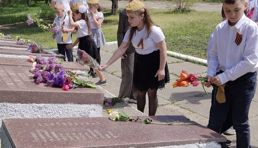 Активисты Движения Первых, Юнармейцы, обучающие и педагоги ГБОУ "Волновахская школа №4" посетили Мемориал землякам колхоза, почтили память и возложили цветы Активисты Движения Первых, Юнармейцы, обучающие и педагоги ГБОУ "Волновахская школа №4" посетили Мемориал землякам колхоза, почтили память и возложили цветы