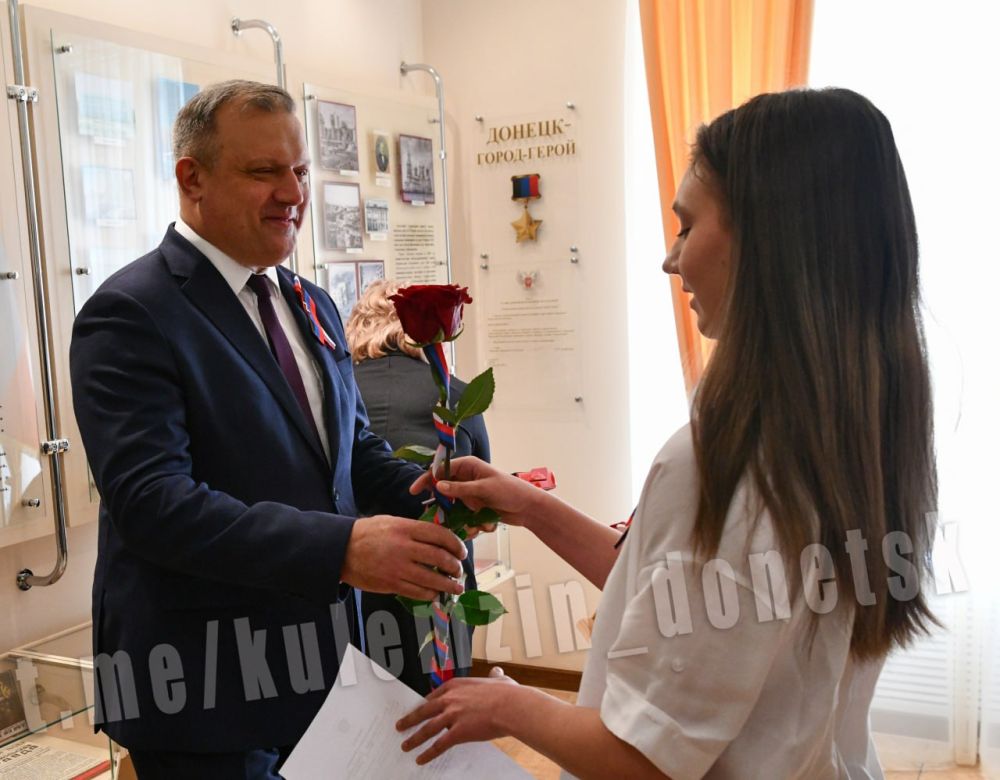 Алексей Кулемзин: Вручил юным Дончанам паспорта Российской Федерации Алексей Кулемзин: Вручил юным Дончанам паспорта Российской Федерации