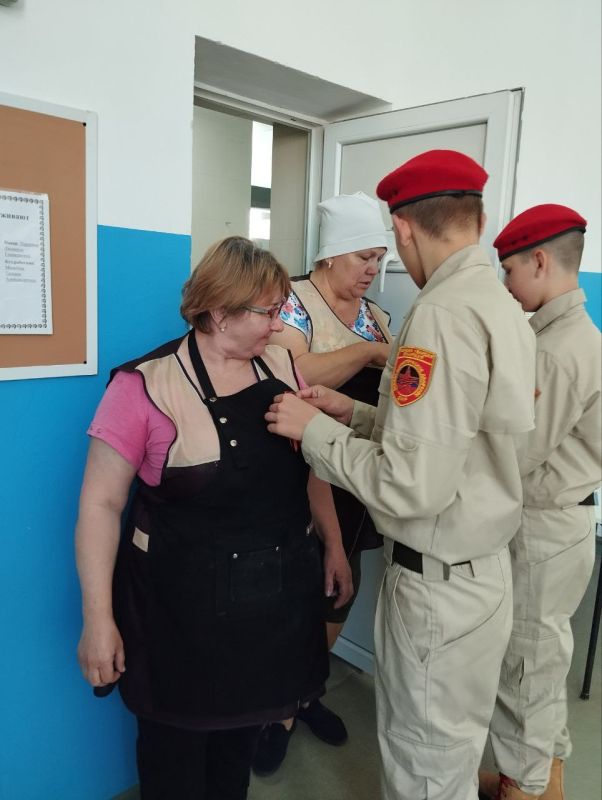 В преддверии Дня Победы в ГБОУ "Валерьяновская школа Волновахского м. о." прошла акция "Георгиевская ленточка" В преддверии Дня Победы в ГБОУ "Валерьяновская школа Волновахского м. о." прошла акция "Георгиевская ленточка"