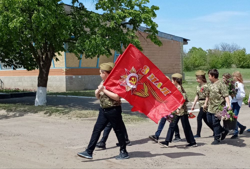 Мы помним! Мы гордимся!. Накануне Праздника Великой Победы 9 мая, обучающиеся школы возложили цветы к мемориалу Мы помним! Мы гордимся!. Накануне Праздника Великой Победы 9 мая, обучающиеся школы возложили цветы к мемориалу