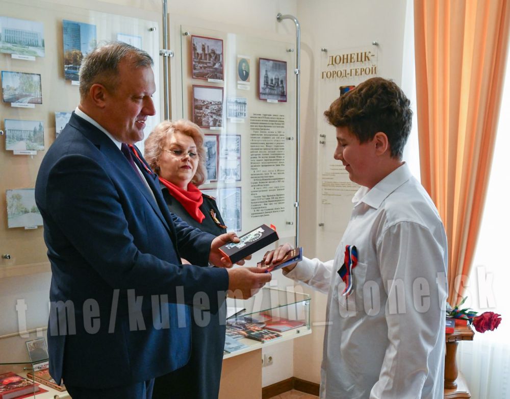 Алексей Кулемзин: Вручил юным Дончанам паспорта Российской Федерации Алексей Кулемзин: Вручил юным Дончанам паспорта Российской Федерации