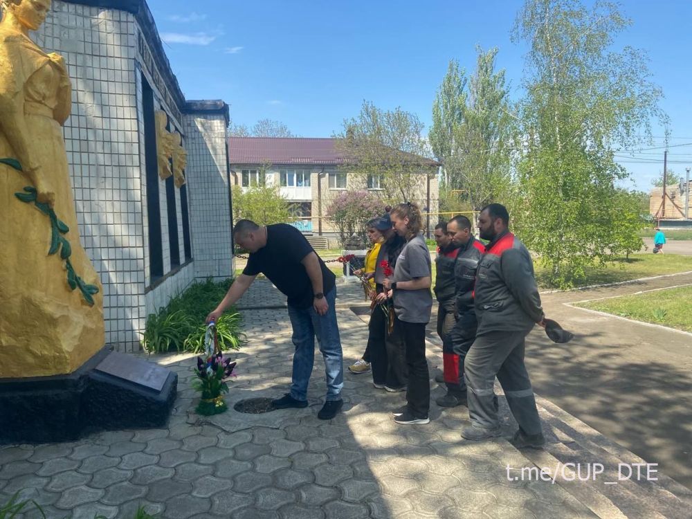 «ДОНБАССТЕПЛОЭНЕРГО» ПОМНИТ!»: СОТРУДНИКИ ФИЛИАЛА «ВОЛНОВАХАТЕПЛОСЕТЬ» ВОЗЛОЖИЛИ ЦВЕТЫ К ПАМЯТНИКУ ПОГИБШИМ В ВЕЛИКОЙ ОТЕЧЕСТВЕННОЙ ВОЙНЕ В П.ОКТЯБРЬСКИЙ «ДОНБАССТЕПЛОЭНЕРГО» ПОМНИТ!»: СОТРУДНИКИ ФИЛИАЛА «ВОЛНОВАХАТЕПЛОСЕТЬ» ВОЗЛОЖИЛИ ЦВЕТЫ К ПАМЯТНИКУ ПОГИБШИМ В ВЕЛИКОЙ ОТЕЧЕСТВЕННОЙ ВОЙНЕ В П.ОКТЯБРЬСКИЙ