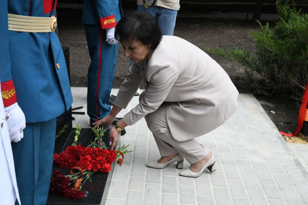 Валентина Харлашка: В макеевской школе №5 открыли отреставрированный Обелиск Славы Валентина Харлашка: В макеевской школе №5 открыли отреставрированный Обелиск Славы