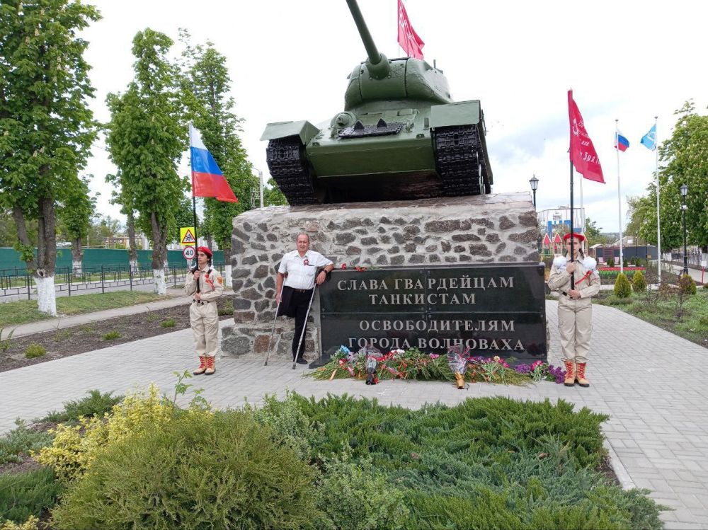 В День Победы в Великой Отечественной войне 1941-1945гг., юнармейцы ГБОУ "Волновахская школа №2 Волновахского м.о., Ревун Каролина, Морозова Анастасия, Стадниченко Карина и Калашникова Александра, заступили в почетный... В День Победы в Великой Отечественной войне 1941-1945гг., юнармейцы ГБОУ "Волновахская школа №2 Волновахского м.о., Ревун Каролина, Морозова Анастасия, Стадниченко Карина и Калашникова Александра, заступили в почетный...