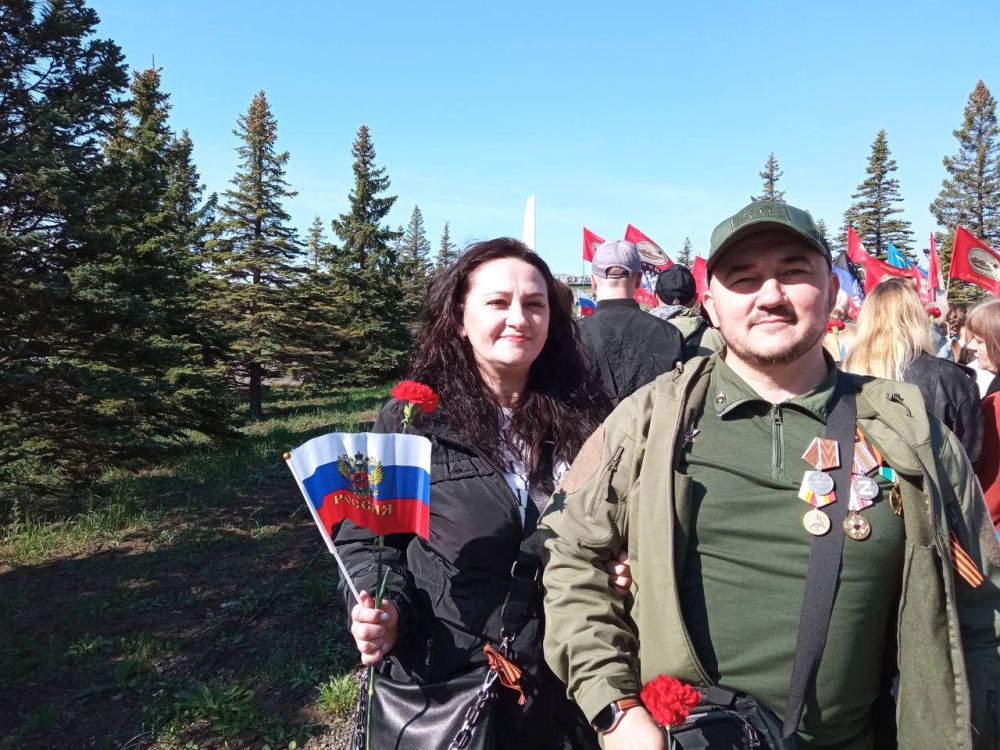 Социальные координаторы и ветераны-подопечные филиала фонда «Защитники Отечества» отметили День Победы на Саур-Могиле Социальные координаторы и ветераны-подопечные филиала фонда «Защитники Отечества» отметили День Победы на Саур-Могиле