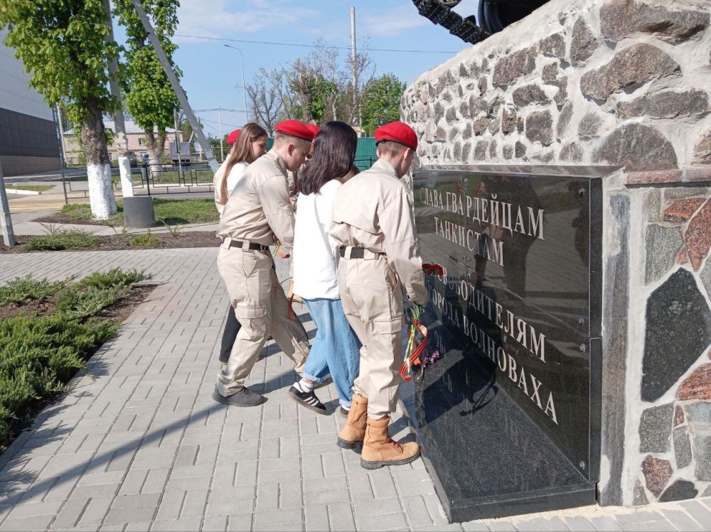 В преддверии Дня Победы юнармейцы ГБОУ "Волновахская школа №2 Волновахского м.о" посетили памятник "Освободителям города Волновахи" В преддверии Дня Победы юнармейцы ГБОУ "Волновахская школа №2 Волновахского м.о" посетили памятник "Освободителям города Волновахи"