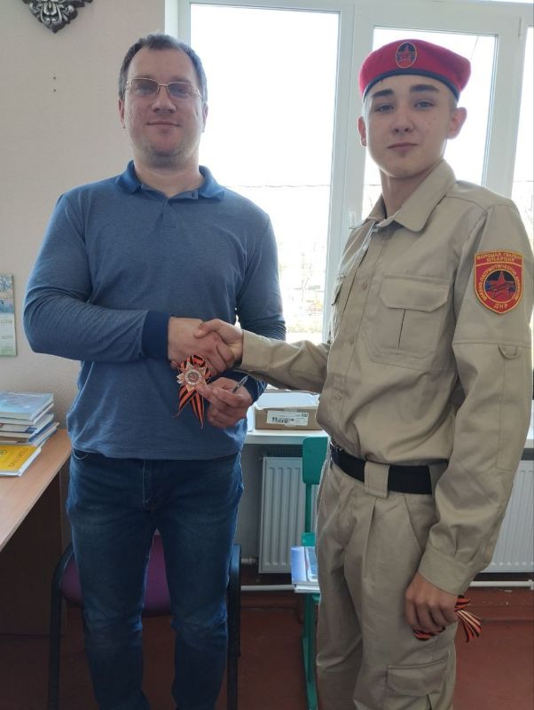 В преддверии Дня Победы в ГБОУ "Валерьяновская школа Волновахского м. о." прошла акция "Георгиевская ленточка" В преддверии Дня Победы в ГБОУ "Валерьяновская школа Волновахского м. о." прошла акция "Георгиевская ленточка"