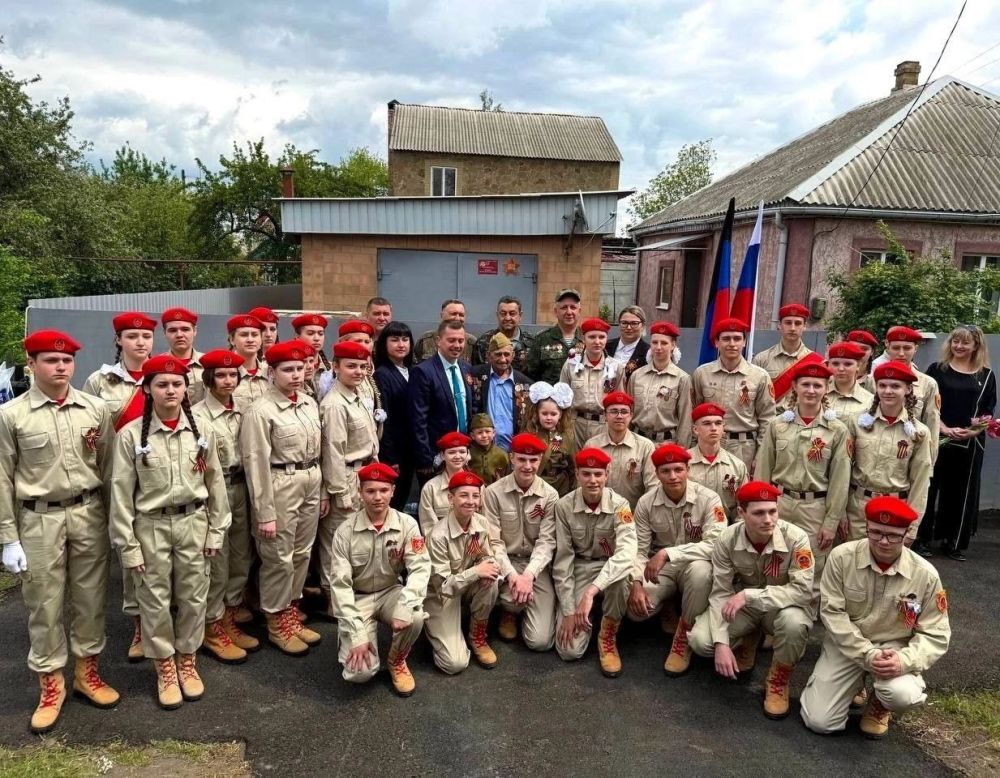 ПАРАД ОДНОГО ВЕТЕРАНА. Юнармейцы отряда ВПК «Пламя» и ученицы 9-А класса СШ №4 м.о. Харцызска совместно с начальником штаба Юнармии Харцызского округа Христич Анастасией Руслановной, руководителем местного патриот-центра... ПАРАД ОДНОГО ВЕТЕРАНА. Юнармейцы отряда ВПК «Пламя» и ученицы 9-А класса СШ №4 м.о. Харцызска совместно с начальником штаба Юнармии Харцызского округа Христич Анастасией Руслановной, руководителем местного патриот-центра...