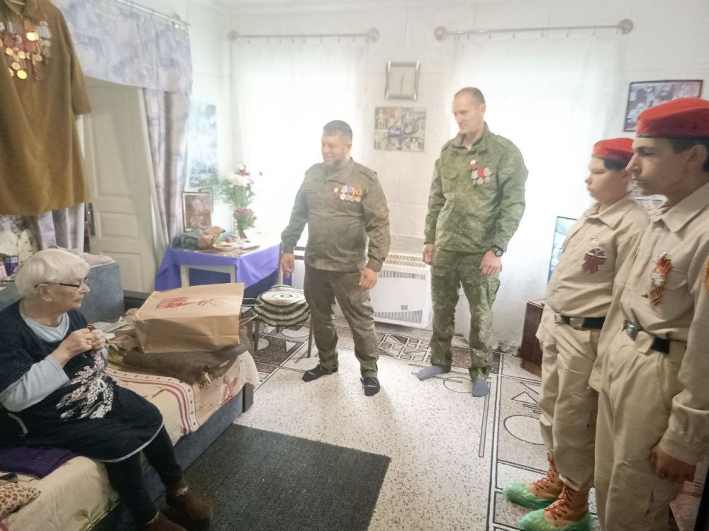 В преддверии Дня Победы юнармейцы ГБОУ "Волновахская школа №2 Волновахского м.о." Кирилл Бондарь и Максим Варуша совместно с начальником штаба Юнармии Волновахского муниципального округа Елескиным Сергеем Александровичем и... В преддверии Дня Победы юнармейцы ГБОУ "Волновахская школа №2 Волновахского м.о." Кирилл Бондарь и Максим Варуша совместно с начальником штаба Юнармии Волновахского муниципального округа Елескиным Сергеем Александровичем и...
