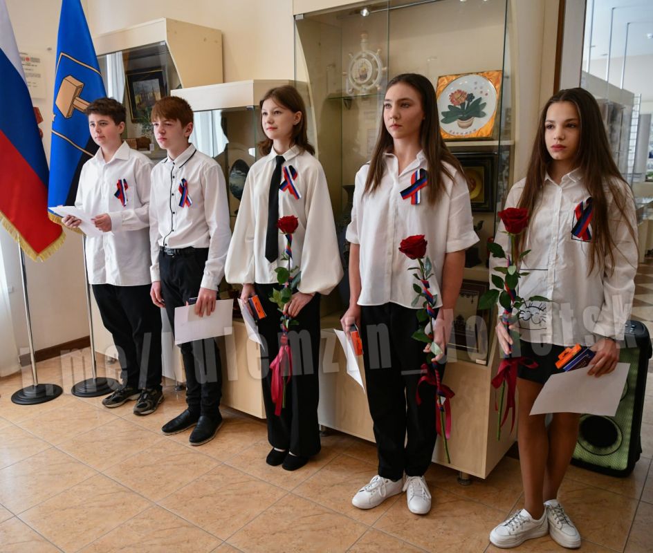 Алексей Кулемзин: Вручил юным Дончанам паспорта Российской Федерации Алексей Кулемзин: Вручил юным Дончанам паспорта Российской Федерации