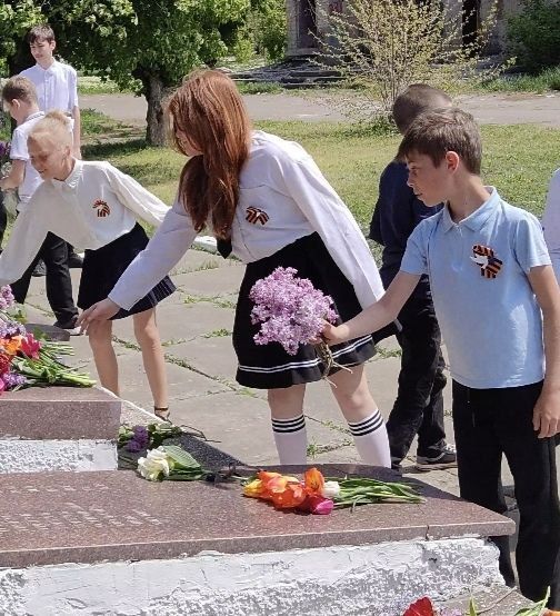 Активисты Движения Первых, Юнармейцы, обучающие и педагоги ГБОУ "Волновахская школа №4" посетили Мемориал землякам колхоза, почтили память и возложили цветы Активисты Движения Первых, Юнармейцы, обучающие и педагоги ГБОУ "Волновахская школа №4" посетили Мемориал землякам колхоза, почтили память и возложили цветы