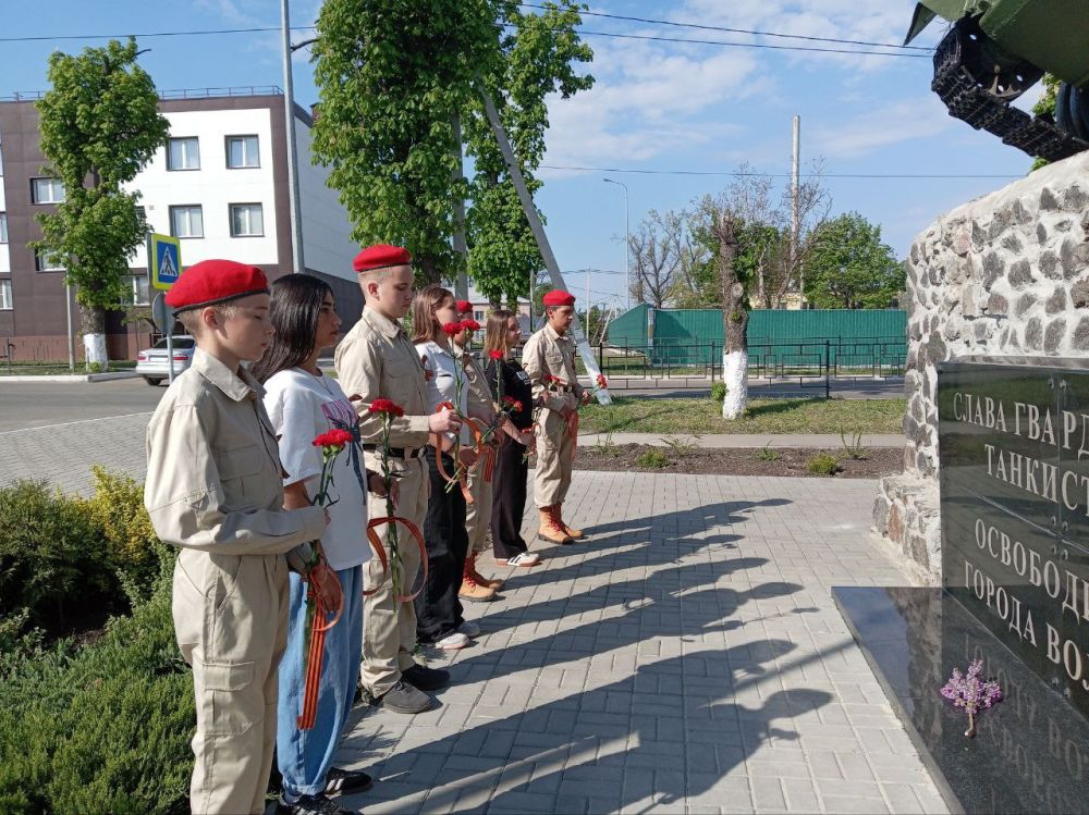 В преддверии Дня Победы юнармейцы ГБОУ "Волновахская школа №2 Волновахского м.о" посетили памятник "Освободителям города Волновахи" В преддверии Дня Победы юнармейцы ГБОУ "Волновахская школа №2 Волновахского м.о" посетили памятник "Освободителям города Волновахи"