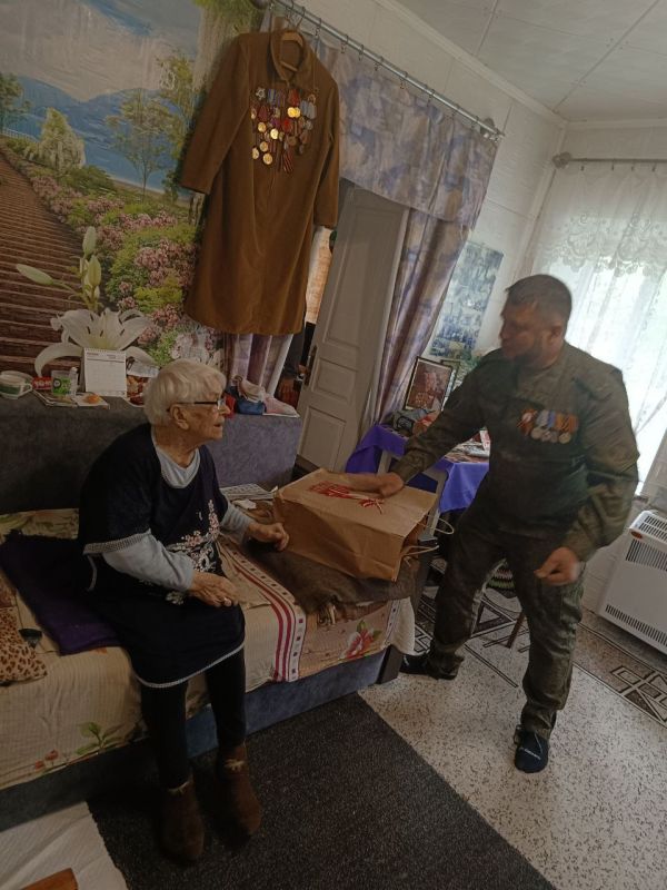 В преддверии Дня Победы юнармейцы ГБОУ "Волновахская школа №2 Волновахского м.о." Кирилл Бондарь и Максим Варуша совместно с начальником штаба Юнармии Волновахского муниципального округа Елескиным Сергеем Александровичем и... В преддверии Дня Победы юнармейцы ГБОУ "Волновахская школа №2 Волновахского м.о." Кирилл Бондарь и Максим Варуша совместно с начальником штаба Юнармии Волновахского муниципального округа Елескиным Сергеем Александровичем и...