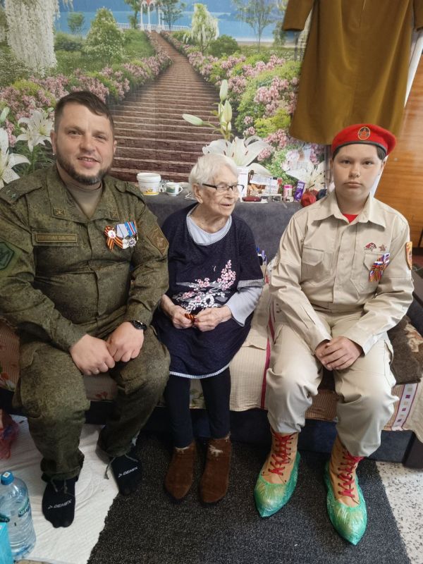 В преддверии Дня Победы юнармейцы ГБОУ "Волновахская школа №2 Волновахского м.о." Кирилл Бондарь и Максим Варуша совместно с начальником штаба Юнармии Волновахского муниципального округа Елескиным Сергеем Александровичем и... В преддверии Дня Победы юнармейцы ГБОУ "Волновахская школа №2 Волновахского м.о." Кирилл Бондарь и Максим Варуша совместно с начальником штаба Юнармии Волновахского муниципального округа Елескиным Сергеем Александровичем и...