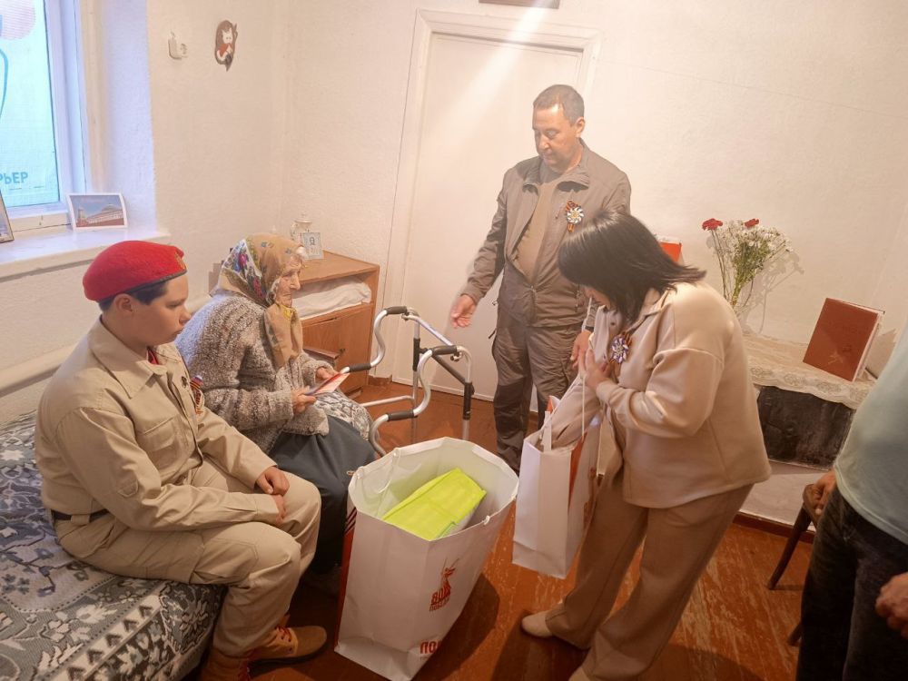 В преддверии Дня Победы юнармейцы ГБОУ "Волновахская школа №2 Волновахского м.о." Тимофей Балякин, Богдан Кузнецов, Кирилл Бондарь, Варуша Максим и Годлевский Андрей совместно с главой муниципального образования... В преддверии Дня Победы юнармейцы ГБОУ "Волновахская школа №2 Волновахского м.о." Тимофей Балякин, Богдан Кузнецов, Кирилл Бондарь, Варуша Максим и Годлевский Андрей совместно с главой муниципального образования...