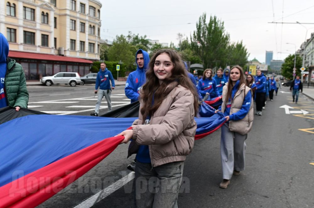 В знак памяти: молодежь развернула в центре Донецка 200-метровый флаг ДНР В знак памяти: молодежь развернула в центре Донецка 200-метровый флаг ДНР