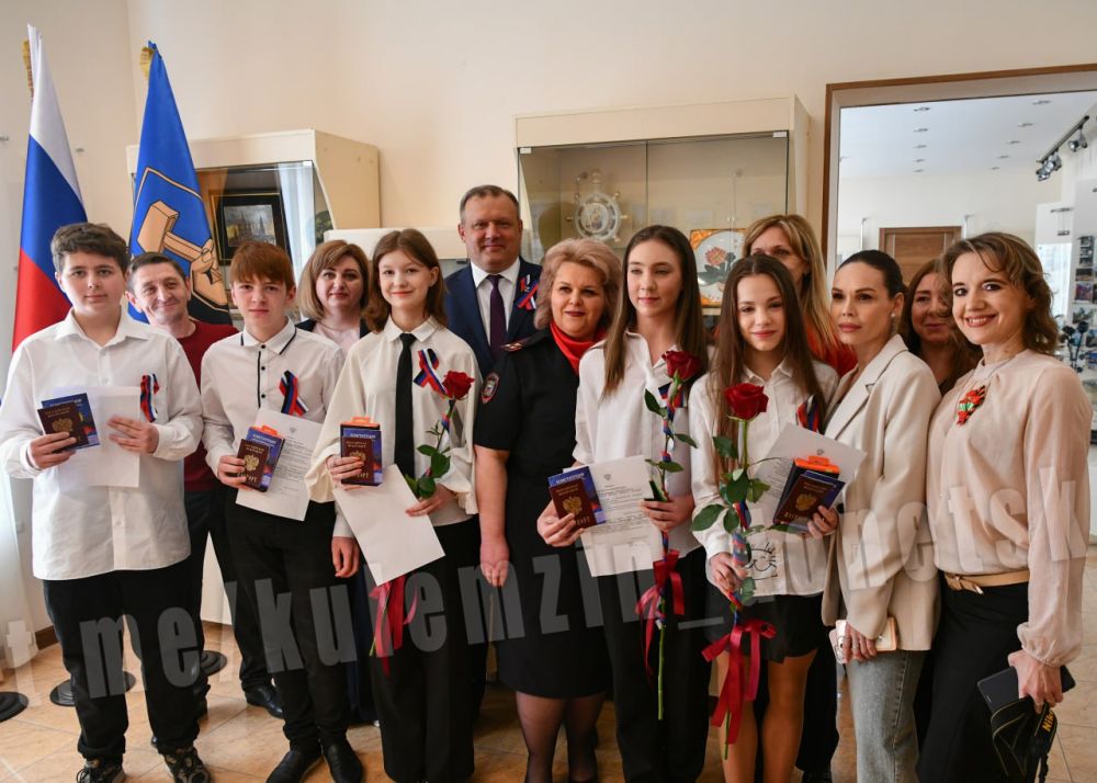 Алексей Кулемзин: Вручил юным Дончанам паспорта Российской Федерации Алексей Кулемзин: Вручил юным Дончанам паспорта Российской Федерации