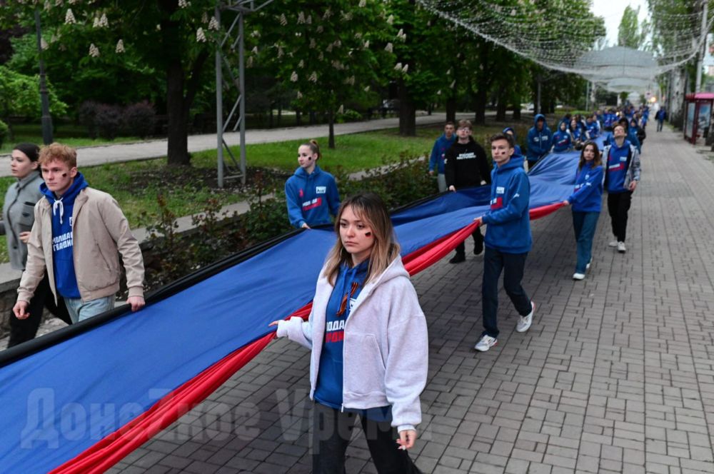 В знак памяти: молодежь развернула в центре Донецка 200-метровый флаг ДНР В знак памяти: молодежь развернула в центре Донецка 200-метровый флаг ДНР