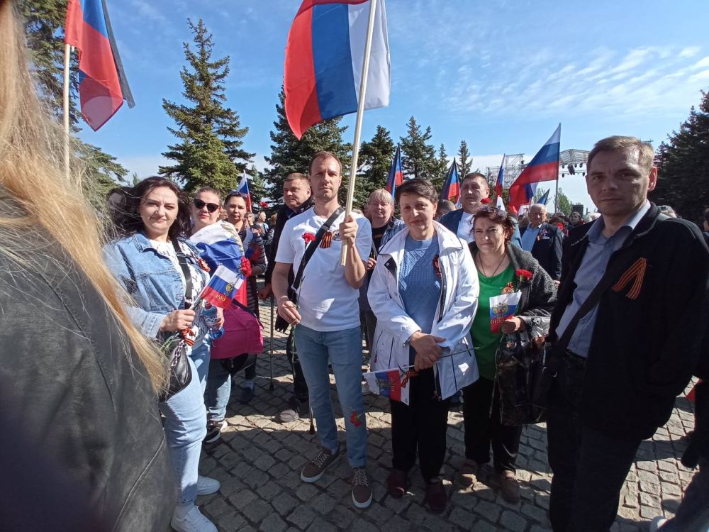 Социальные координаторы и ветераны-подопечные филиала фонда «Защитники Отечества» отметили День Победы на Саур-Могиле Социальные координаторы и ветераны-подопечные филиала фонда «Защитники Отечества» отметили День Победы на Саур-Могиле