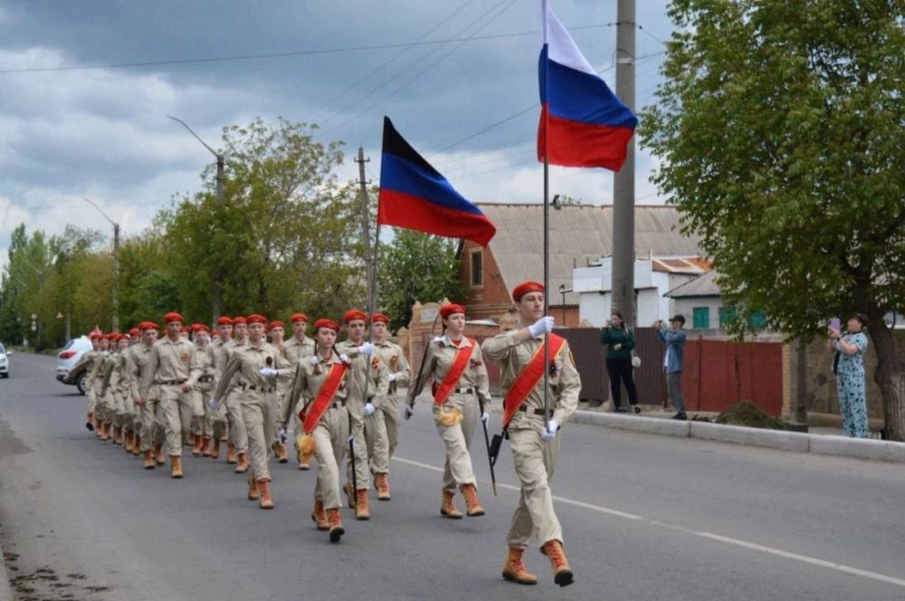 ПАРАД ОДНОГО ВЕТЕРАНА. Юнармейцы отряда ВПК «Пламя» и ученицы 9-А класса СШ №4 м.о. Харцызска совместно с начальником штаба Юнармии Харцызского округа Христич Анастасией Руслановной, руководителем местного патриот-центра... ПАРАД ОДНОГО ВЕТЕРАНА. Юнармейцы отряда ВПК «Пламя» и ученицы 9-А класса СШ №4 м.о. Харцызска совместно с начальником штаба Юнармии Харцызского округа Христич Анастасией Руслановной, руководителем местного патриот-центра...