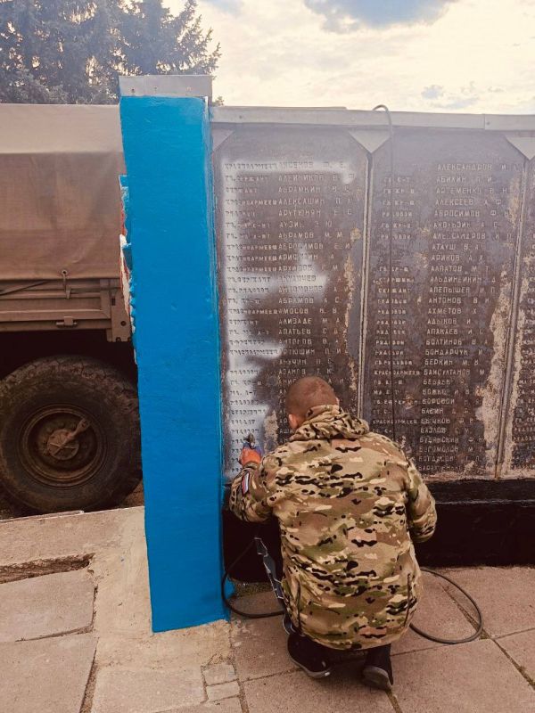 Бойцы группировки ЦЕНТР восстановили мемориал ВОВ в Мариновке ДНР и провели ритуал возложения цветов Бойцы группировки ЦЕНТР восстановили мемориал ВОВ в Мариновке ДНР и провели ритуал возложения цветов