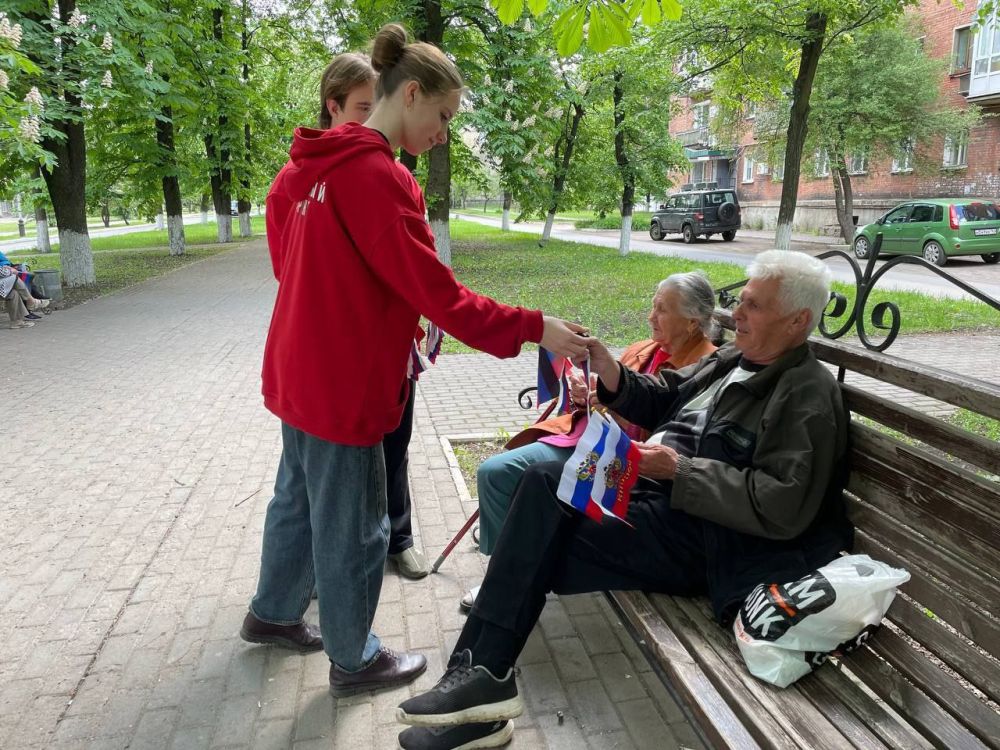 Сотрудник отдела по делам молодёжи и спорта и активисты Молодёжки Народного фронта поздравили жителей города Ясиноватая, вручив им ленточки и флажки Донецкой Народной Республики Сотрудник отдела по делам молодёжи и спорта и активисты Молодёжки Народного фронта поздравили жителей города Ясиноватая, вручив им ленточки и флажки Донецкой Народной Республики