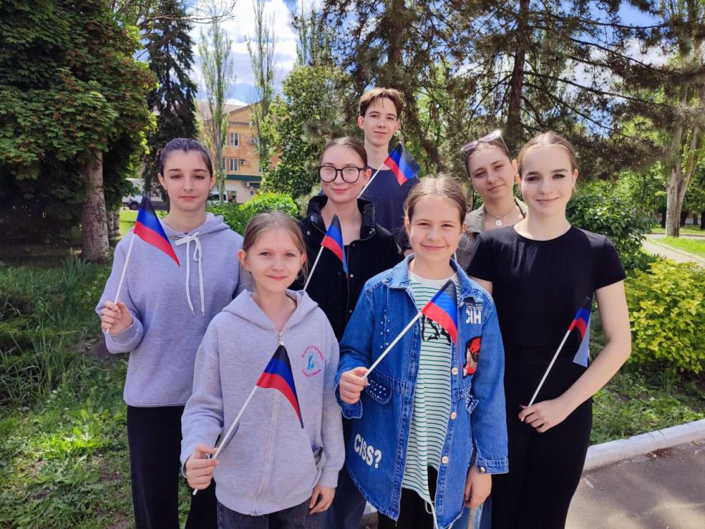 Елена Рязанцева: С Республикой в сердце !. В рамках комплекса мероприятий по празднованию Дня Республики в Пролетарском районе города Донецка состоялась акция «С Республикой в сердце», в ходе которой участники мероприятия... Елена Рязанцева: С Республикой в сердце !. В рамках комплекса мероприятий по празднованию Дня Республики в Пролетарском районе города Донецка состоялась акция «С Республикой в сердце», в ходе которой участники мероприятия...