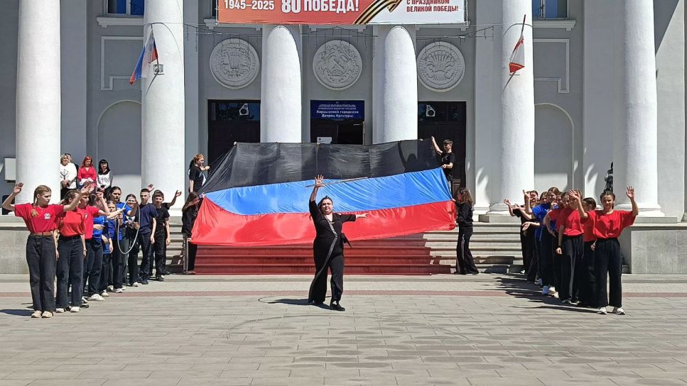 Виктория Жукова: Сегодня, около Харцызского Дворца культуры молодежь города развернула флаг Донецкой Народной Республики Виктория Жукова: Сегодня, около Харцызского Дворца культуры молодежь города развернула флаг Донецкой Народной Республики