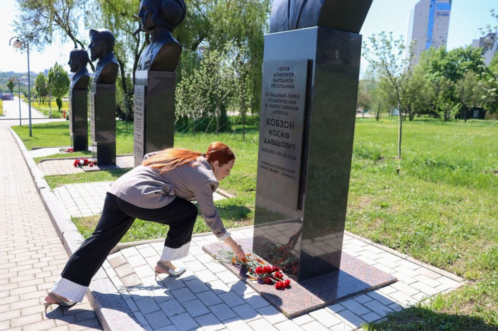 В День Республики члены Общественной палаты ДНР почтили память героев Донбасса В День Республики члены Общественной палаты ДНР почтили память героев Донбасса