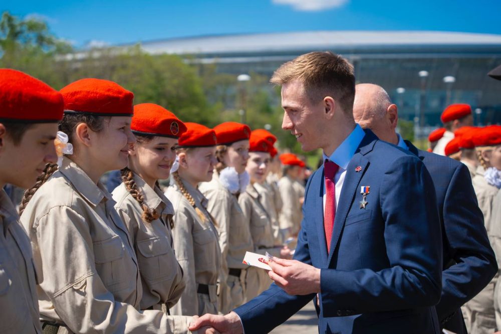 С честью и гордостью нести высокое звание юнармейца! С честью и гордостью нести высокое звание юнармейца!