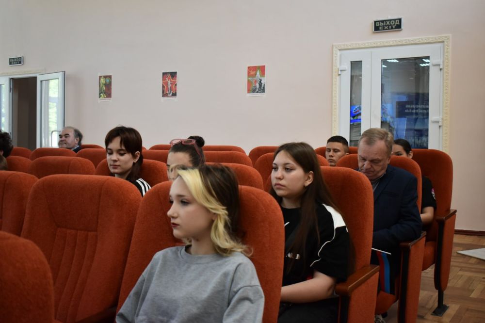 Игорь Лызов: На праздничном концерте, посвященном Дню Донецкой Народной Республики вручил Благодарственное письмо депутату Амвросиевского муниципального совета Чернявской Ольге Ивановне за активную жизненную позицию... Игорь Лызов: На праздничном концерте, посвященном Дню Донецкой Народной Республики вручил Благодарственное письмо депутату Амвросиевского муниципального совета Чернявской Ольге Ивановне за активную жизненную позицию...