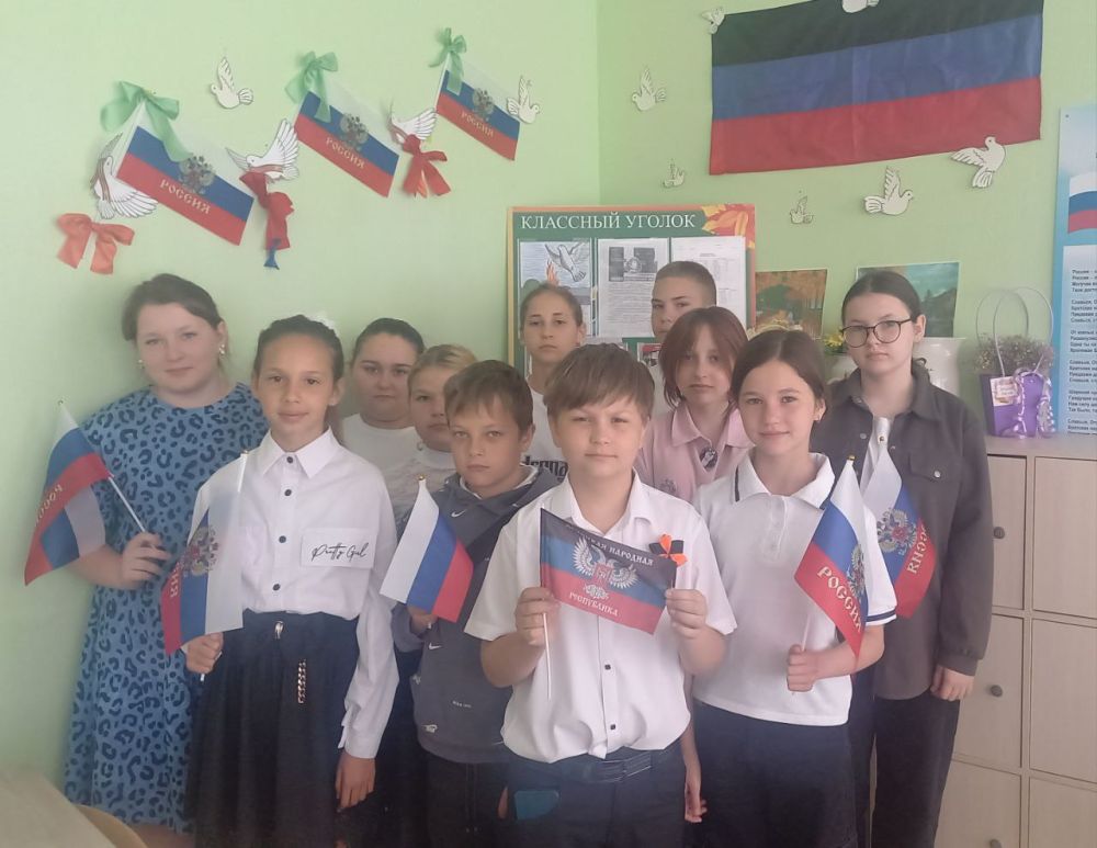 В школах Волновахского округа состоялись классные часы ко Дню Республики В школах Волновахского округа состоялись классные часы ко Дню Республики