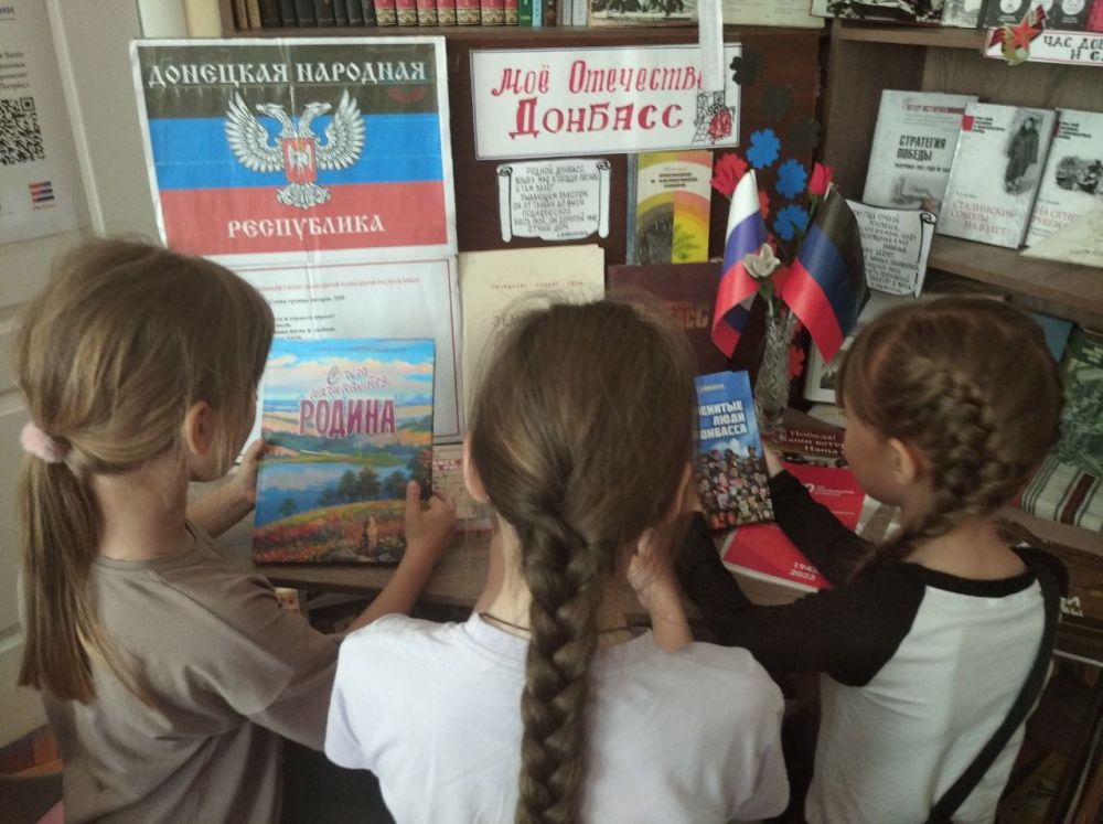 К празднику Дня Донецкой Народной Республики в Хлебодаровской библиотеке совместно с музеем истории села прошла краеведческая беседа "Моё Отечество - Донбасс" К празднику Дня Донецкой Народной Республики в Хлебодаровской библиотеке совместно с музеем истории села прошла краеведческая беседа "Моё Отечество - Донбасс"