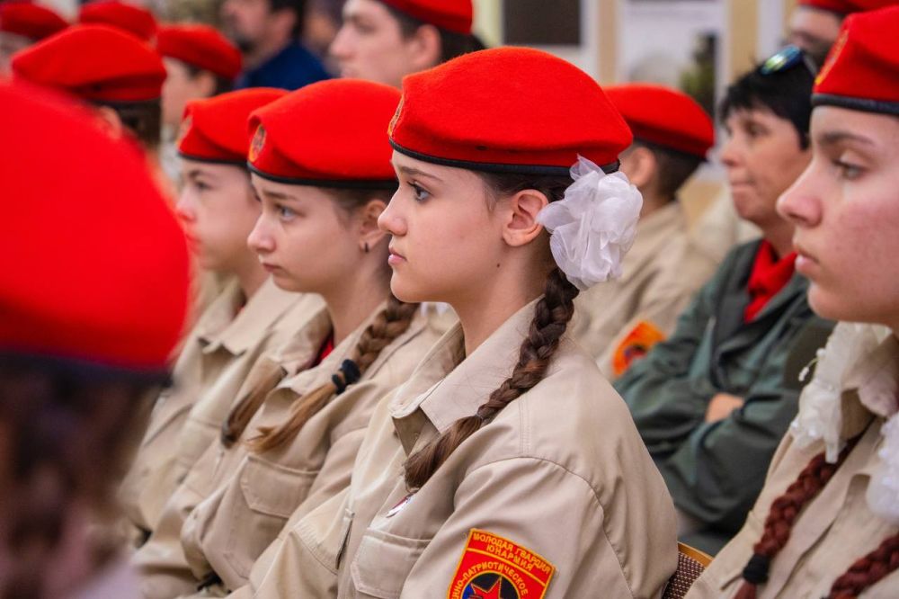 С честью и гордостью нести высокое звание юнармейца! С честью и гордостью нести высокое звание юнармейца!