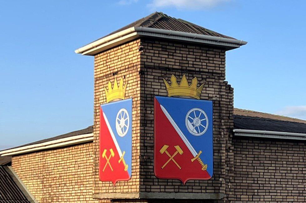 На въезде в город Ясиноватая обновили герб и стеллу На въезде в город Ясиноватая обновили герб и стеллу