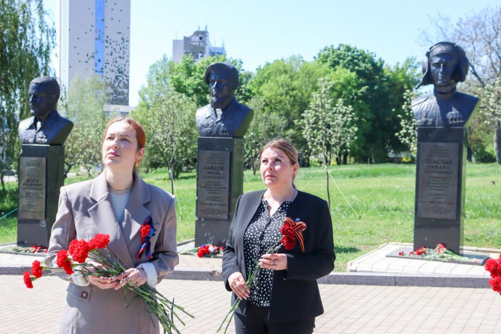 В День Республики члены Общественной палаты ДНР почтили память героев Донбасса В День Республики члены Общественной палаты ДНР почтили память героев Донбасса