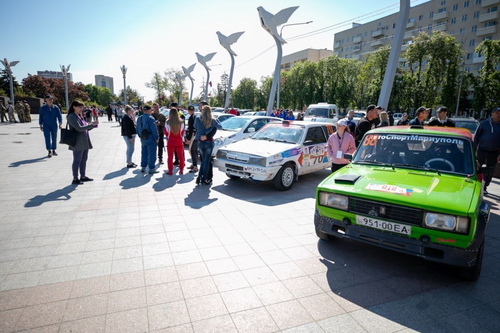Мариупольцы отмечают День рождения Республики Мариупольцы отмечают День рождения Республики