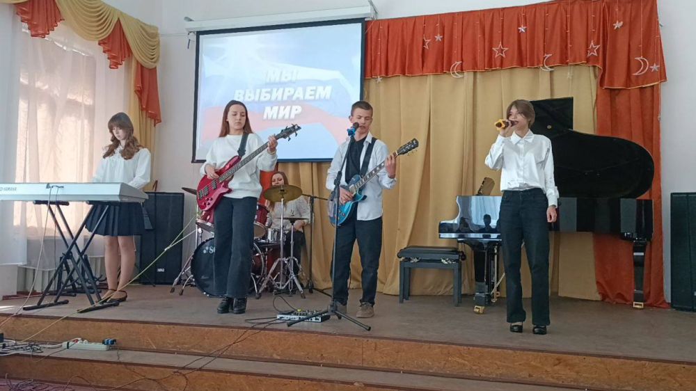 Виктория Жукова: Сегодня, в День Донецкой Народной Республики, в Харцызской детской школе искусств прошло тематическое мероприятие, концерт «Мы выбираем Мир» Виктория Жукова: Сегодня, в День Донецкой Народной Республики, в Харцызской детской школе искусств прошло тематическое мероприятие, концерт «Мы выбираем Мир»