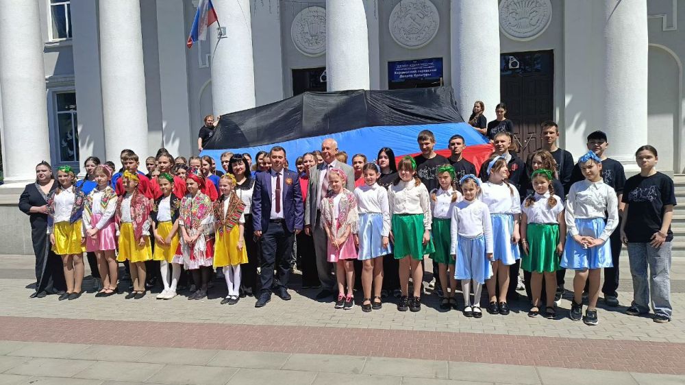 Виктория Жукова: Сегодня, около Харцызского Дворца культуры молодежь города развернула флаг Донецкой Народной Республики Виктория Жукова: Сегодня, около Харцызского Дворца культуры молодежь города развернула флаг Донецкой Народной Республики