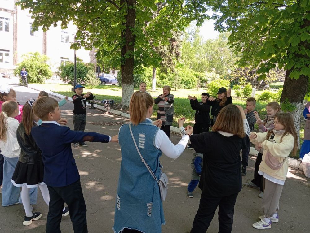 В День Донецкой Народной Республики МБУ "Центр Культуры и Досуга" провел музыкально-развлекательную программу "Своя Игра" В День Донецкой Народной Республики МБУ "Центр Культуры и Досуга" провел музыкально-развлекательную программу "Своя Игра"