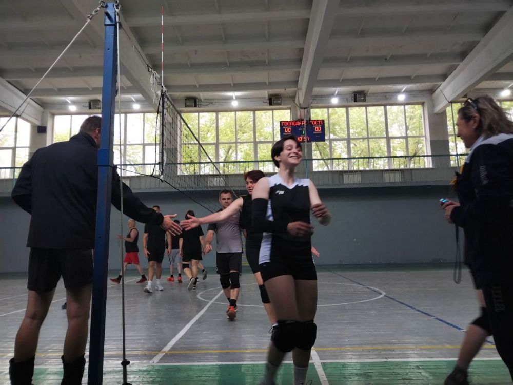 10 мая в СК Трубник прошёл традиционный микст-турнир по волейболу, посвящённый Дню Победы и Дню Республики! Турнир начали с поздравления всех участников с 80 летием Победы в Великой Отечественной войне 10 мая в СК Трубник прошёл традиционный микст-турнир по волейболу, посвящённый Дню Победы и Дню Республики! Турнир начали с поздравления всех участников с 80 летием Победы в Великой Отечественной войне