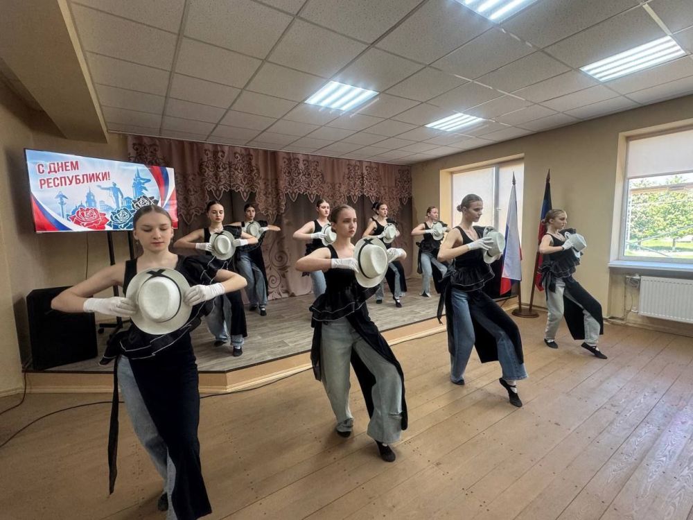 В Ждановке состоялся концерт к 11-й годовщине Донецкой Народной Республики В Ждановке состоялся концерт к 11-й годовщине Донецкой Народной Республики