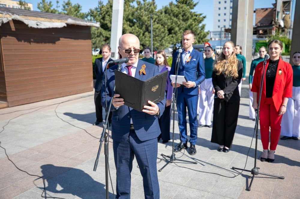 Мариупольцы отмечают День рождения Республики Мариупольцы отмечают День рождения Республики