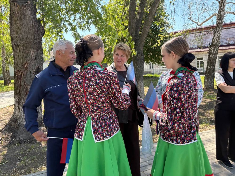 Наталья Великодная: Сегодня в населенных пунктах Тельмановского округа раздавали ленточки и флажки с символикой Донецкой Народной Республики в 11-ю годовщину образования нашей Республики Наталья Великодная: Сегодня в населенных пунктах Тельмановского округа раздавали ленточки и флажки с символикой Донецкой Народной Республики в 11-ю годовщину образования нашей Республики