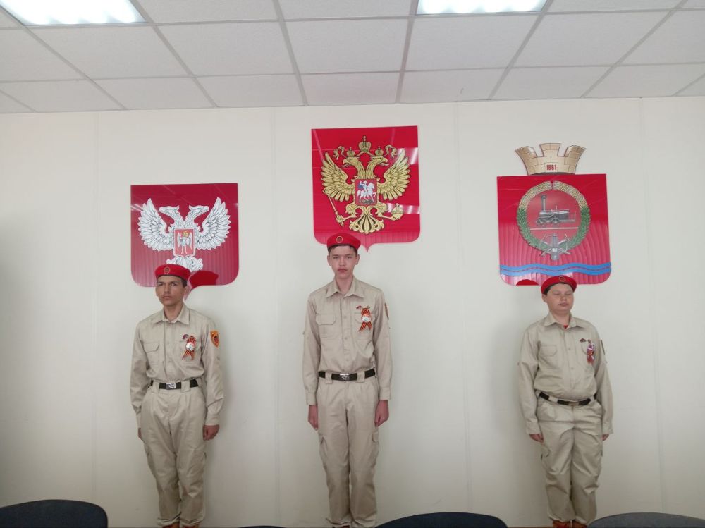 В День Республики юнармейцы ГБОУ "Волновахская школа №2 волновахского м.о." Балякин Тимофей, Бондарь Кирилл и Варуша Максим совместно с администрацией Волновахского муниципального округа и представителями шефа-региона Ямал... В День Республики юнармейцы ГБОУ "Волновахская школа №2 волновахского м.о." Балякин Тимофей, Бондарь Кирилл и Варуша Максим совместно с администрацией Волновахского муниципального округа и представителями шефа-региона Ямал...
