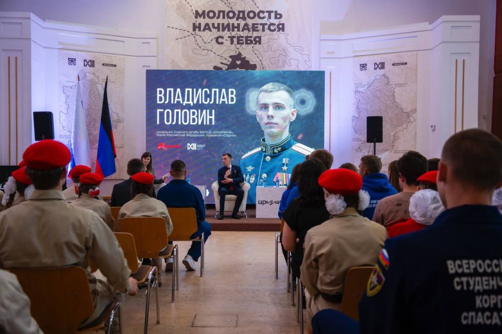 С честью и гордостью нести высокое звание юнармейца! С честью и гордостью нести высокое звание юнармейца!